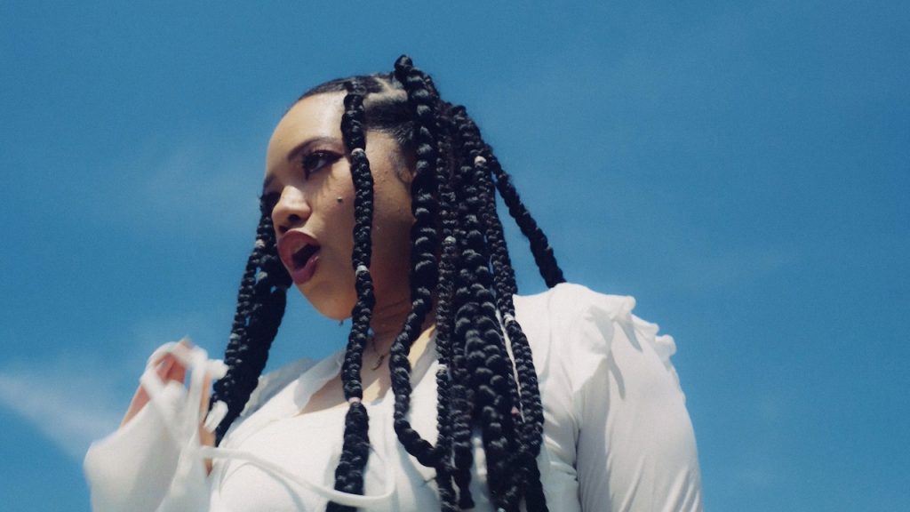 EMI MARIA、DADAを迎えた「SUMMER」のMVを公開 – Benjamins House